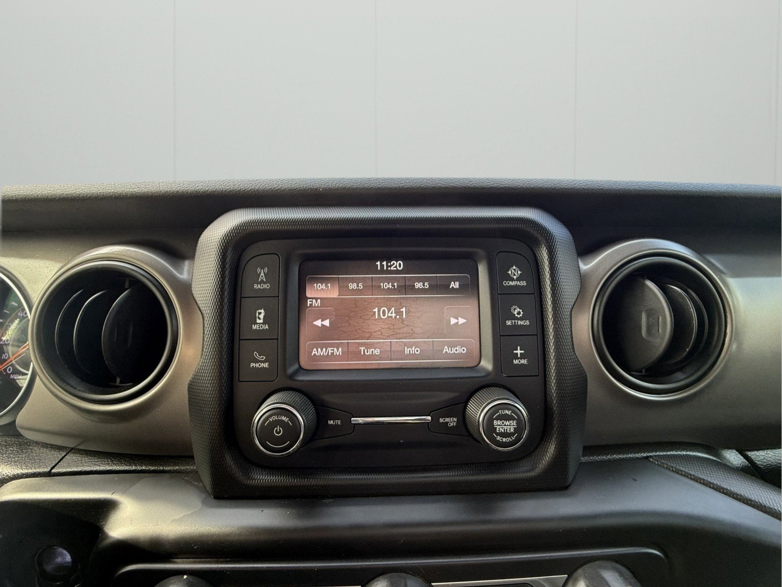 Used 2020 Jeep Gladiator Sport image 16