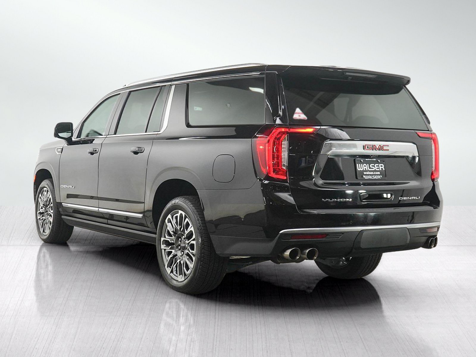 Used 2023 GMC Yukon XL Denali w/ Advanced Technology Package AWD/4WD image 3