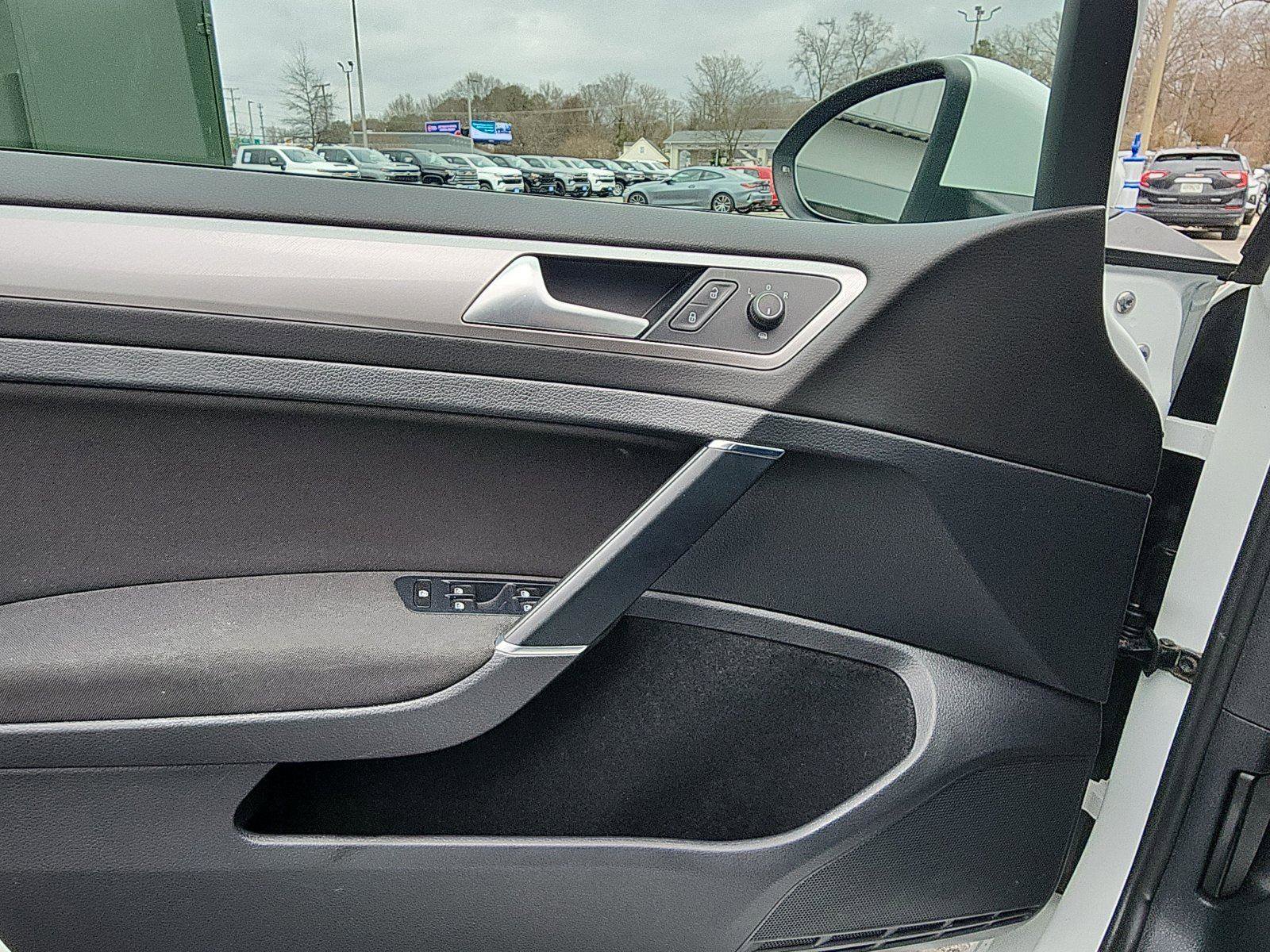 Used 2016 Volkswagen e-Golf SE w/ DC Fast Charging Package image 18