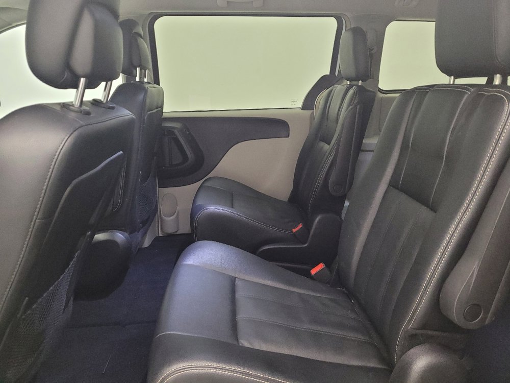 Used 2016 Chrysler Town & Country Touring FWD image 18