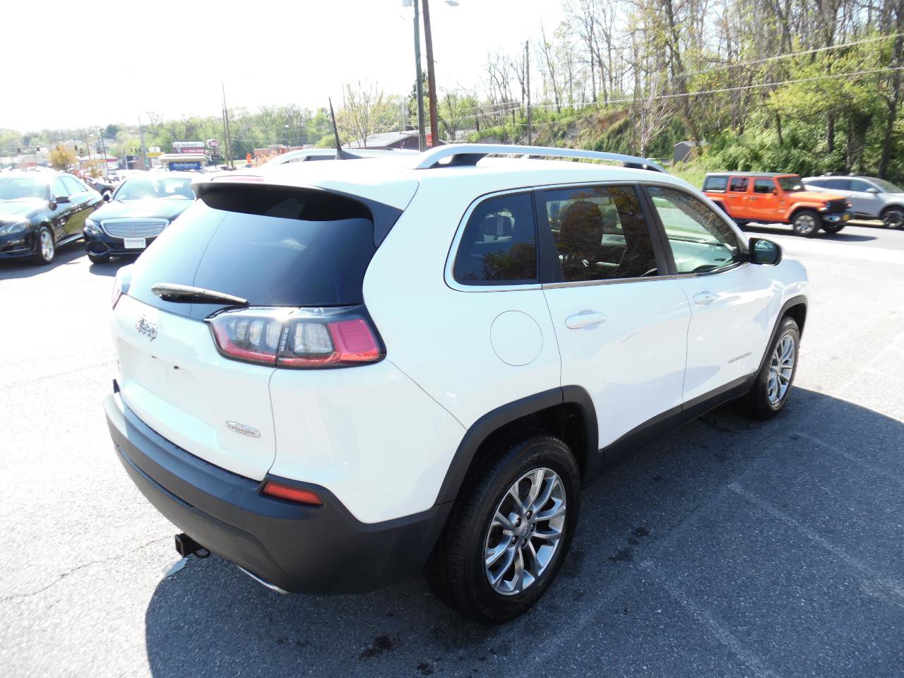 Used 2019 Jeep Cherokee Latitude Plus w/ Cold Weather Group AWD/4WD image 6