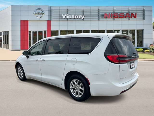 Used 2023 Chrysler Pacifica Touring-L FWD image 6