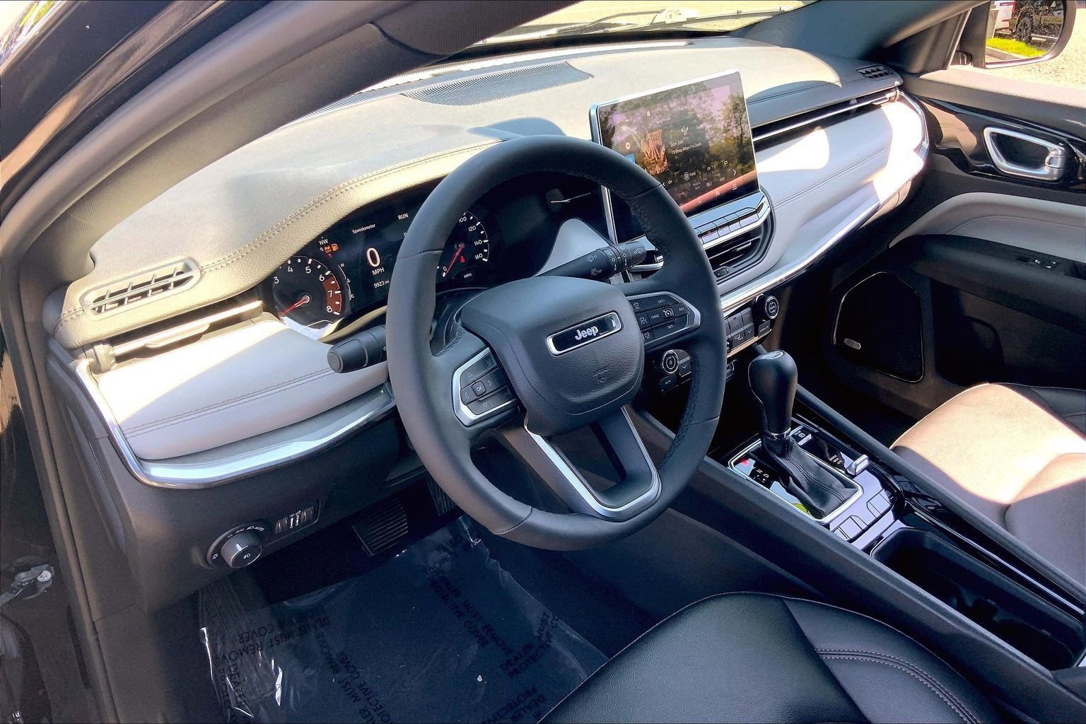 Used 2024 Jeep Compass Limited w/ Sun and Sound Group AWD/4WD image 17