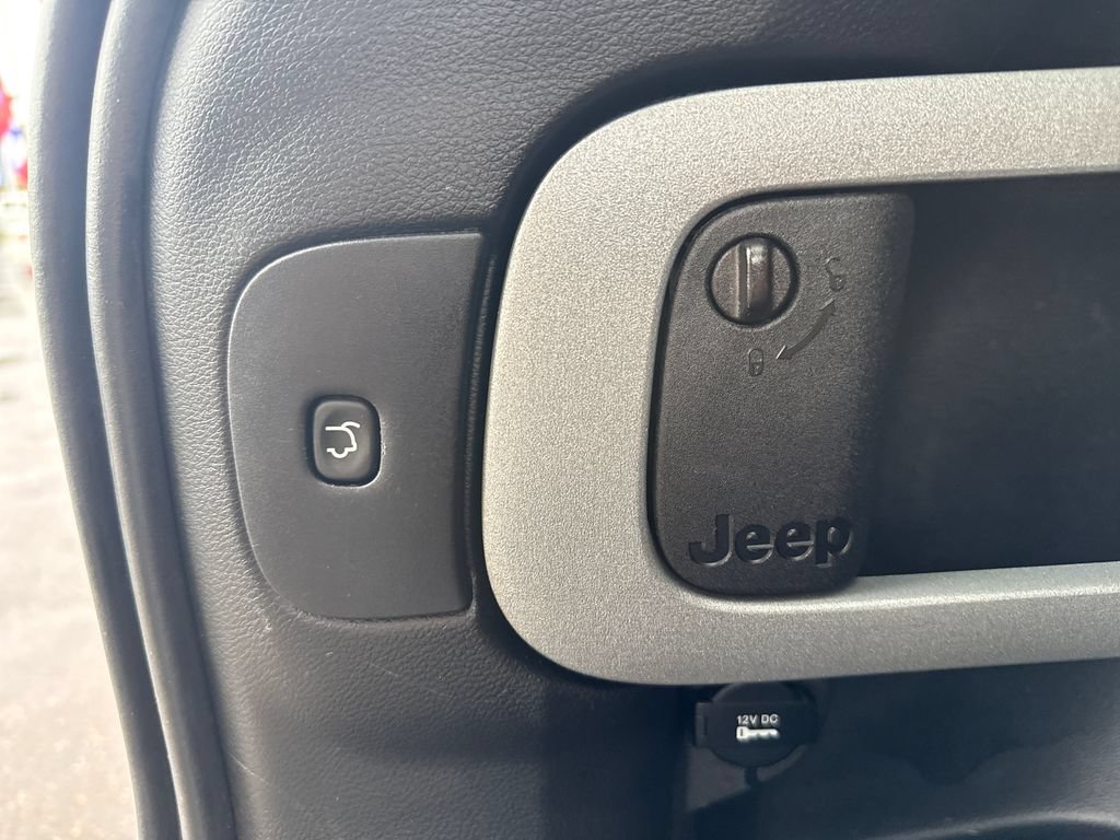 Used 2014 Jeep Cherokee Limited w/ Luxury Group AWD/4WD image 16