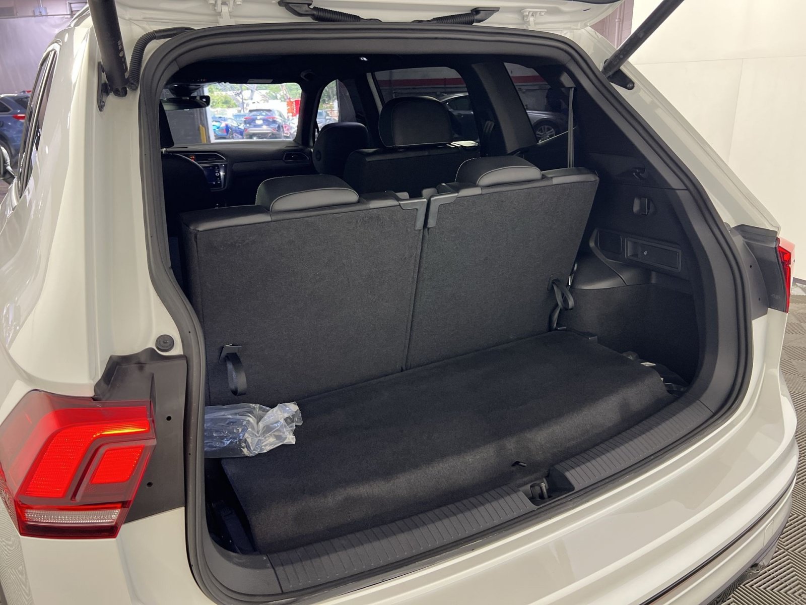 Used 2024 Volkswagen Tiguan SE R-Line FWD image 27