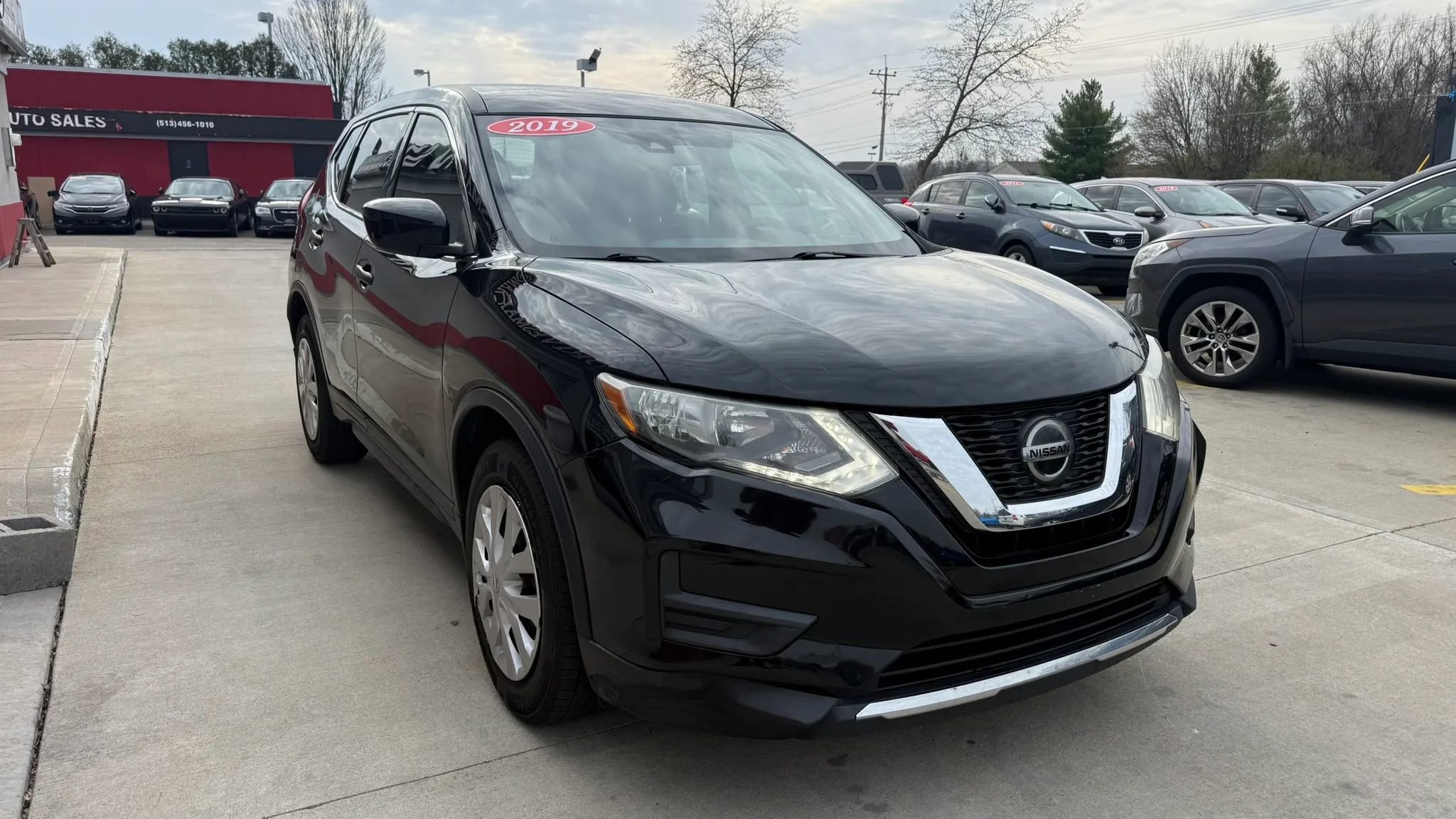 Used 2019 Nissan Rogue S image 2