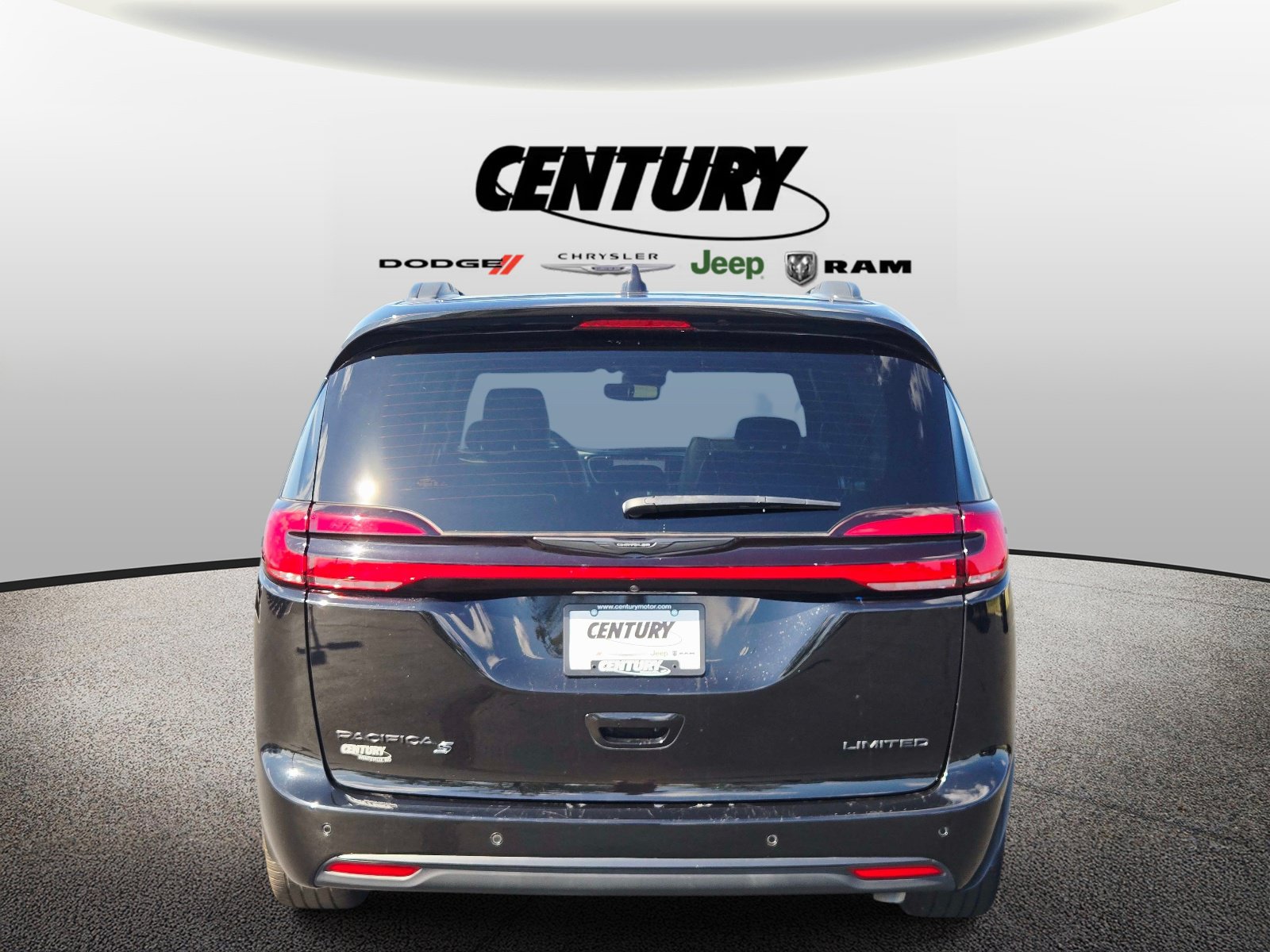 Used 2024 Chrysler Pacifica Limited w/ S Appearance Package FWD image 5