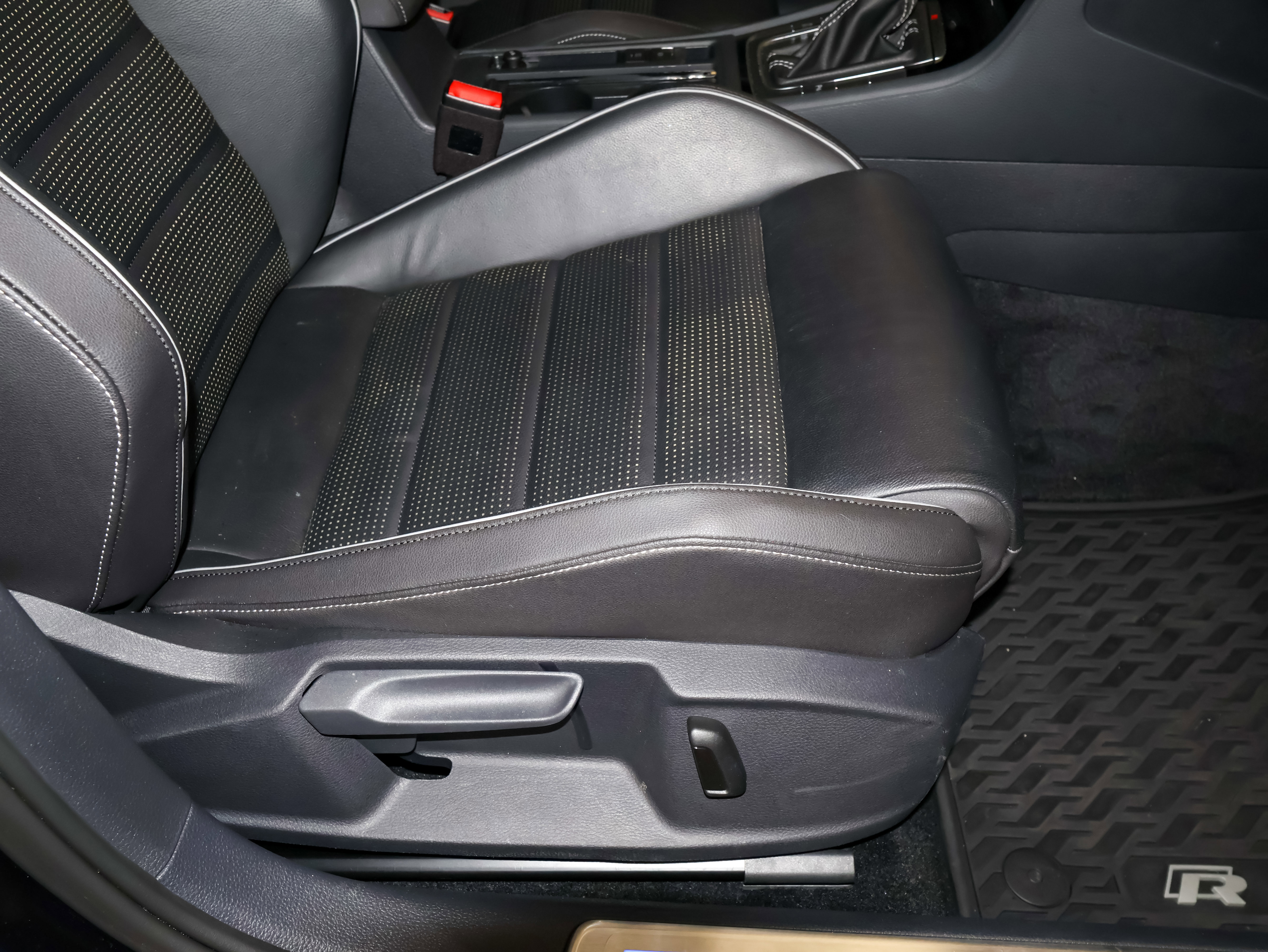 Used 2019 Volkswagen Golf R 4-Door image 44