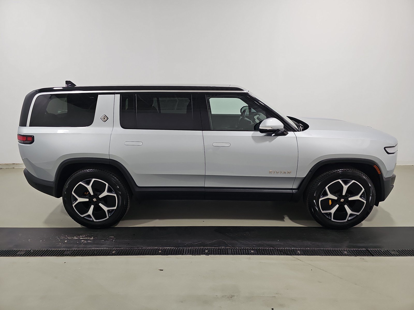 Used 2024 Rivian R1S Adventure AWD/4WD image 6
