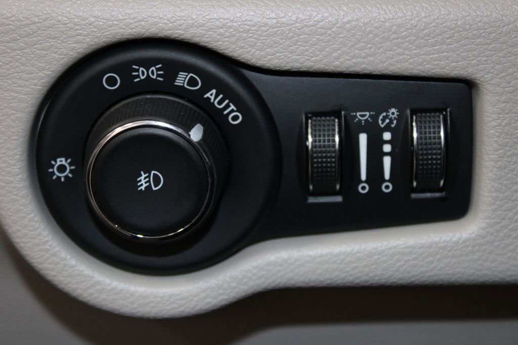 Used 2023 Chrysler Pacifica Touring-L FWD image 48