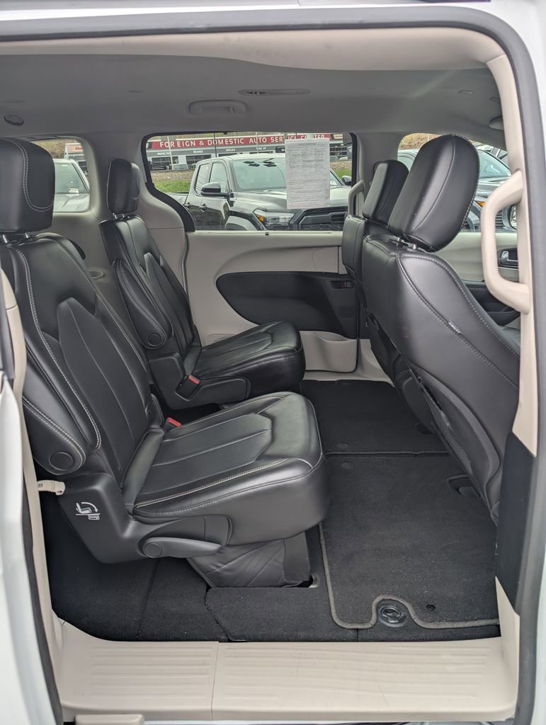 Used 2023 Chrysler Pacifica Touring-L FWD image 20