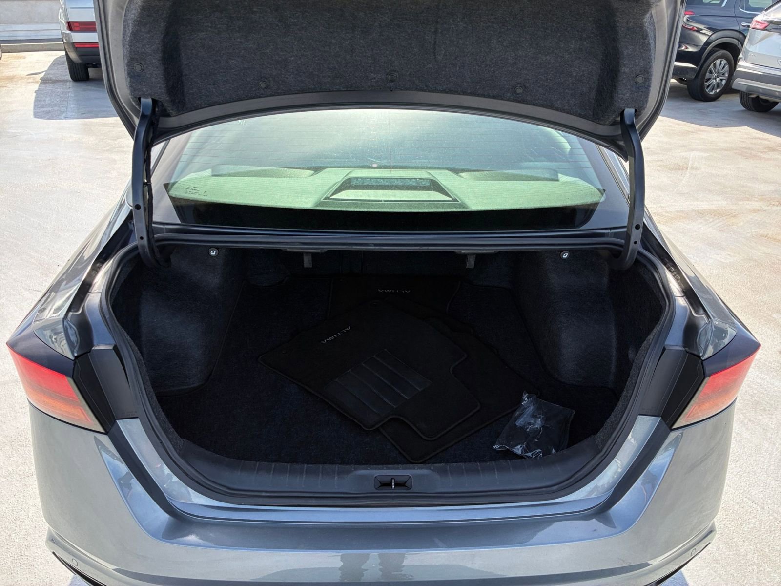 Used 2025 Nissan Altima 2.5 SV FWD image 31