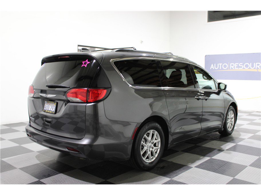Used 2021 Chrysler Voyager Lxi image 4
