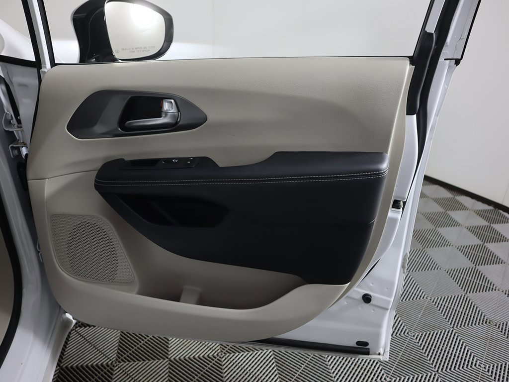 Used 2024 Chrysler Pacifica Touring-L image 23