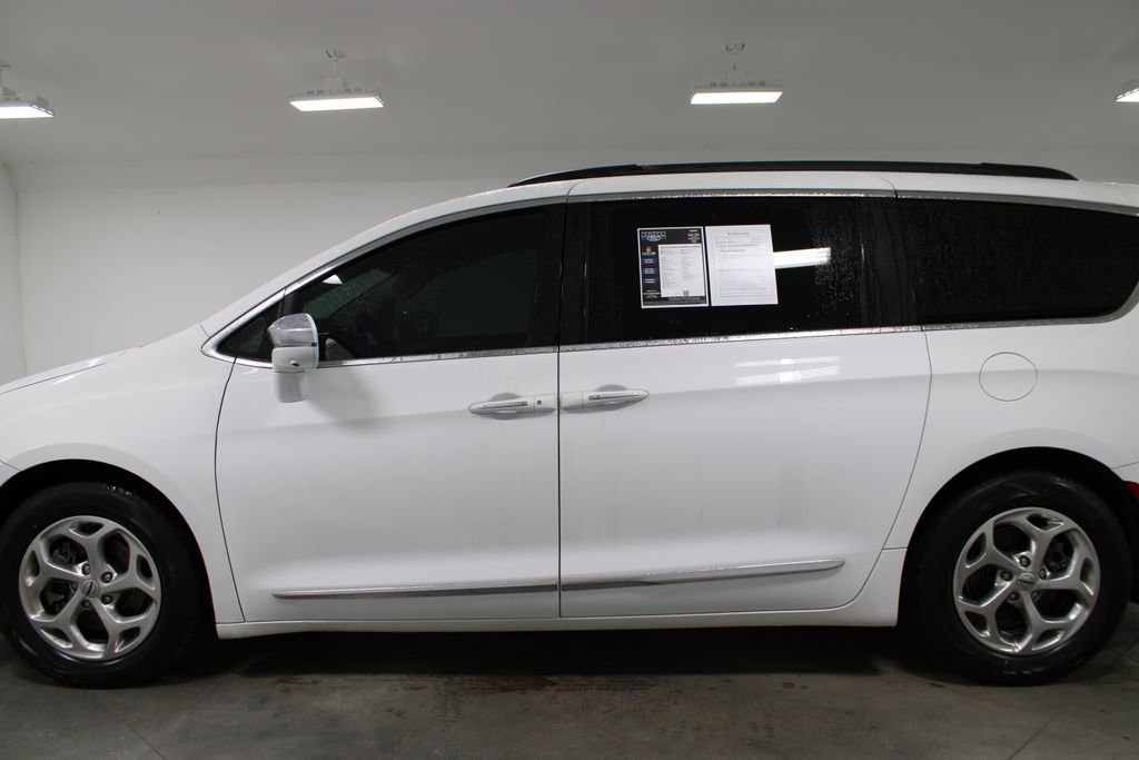 Used 2022 Chrysler Pacifica Limited image 7