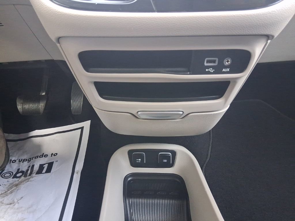 Used 2020 Chrysler Pacifica Touring-L FWD image 24