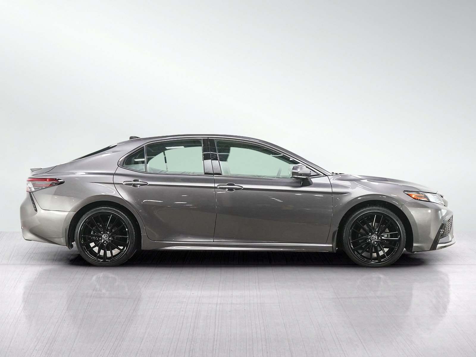 Used 2022 Toyota Camry XSE FWD image 6