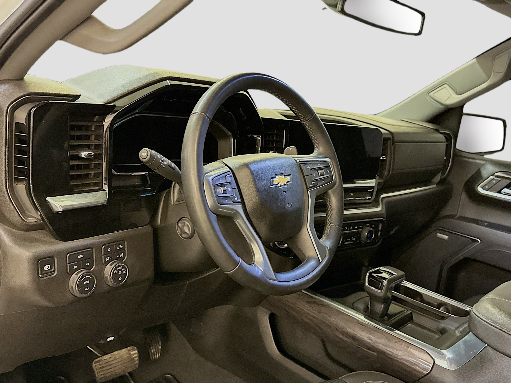 Used 2025 Chevrolet Silverado 1500 LTZ image 18