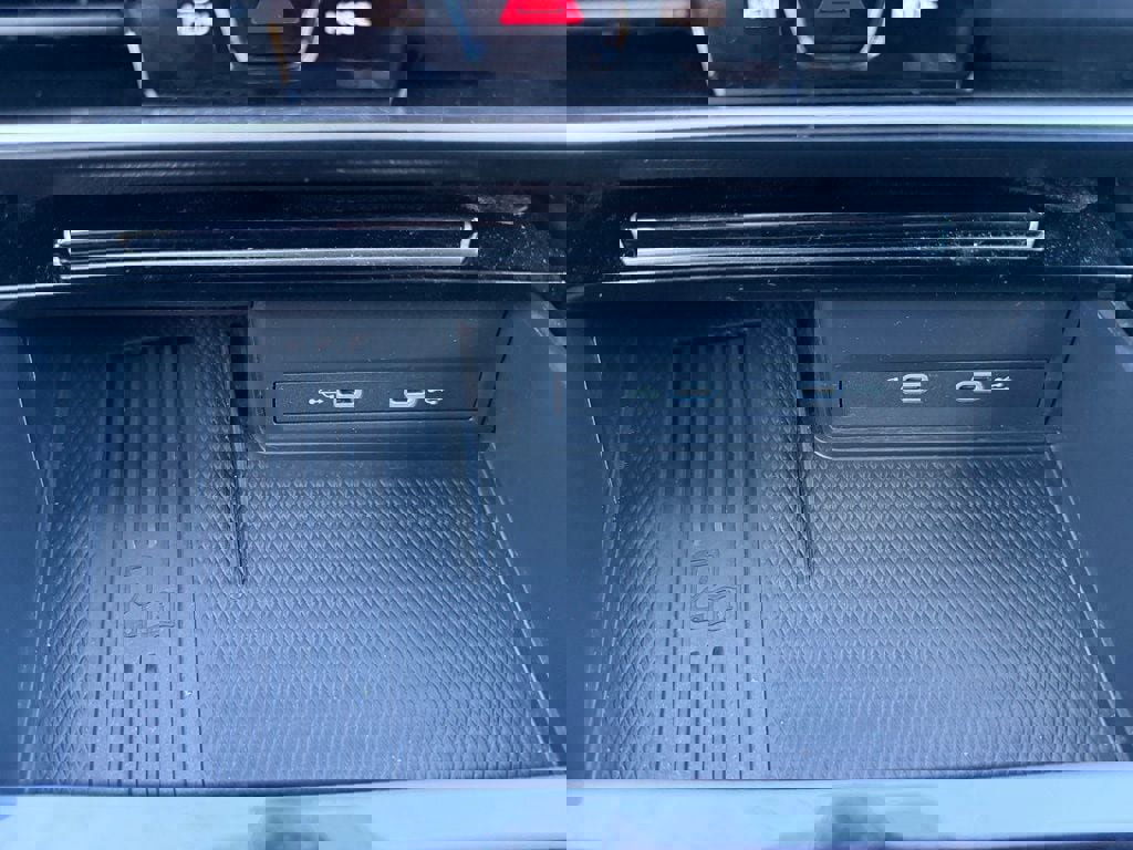 Used 2025 Volkswagen Atlas SE image 33