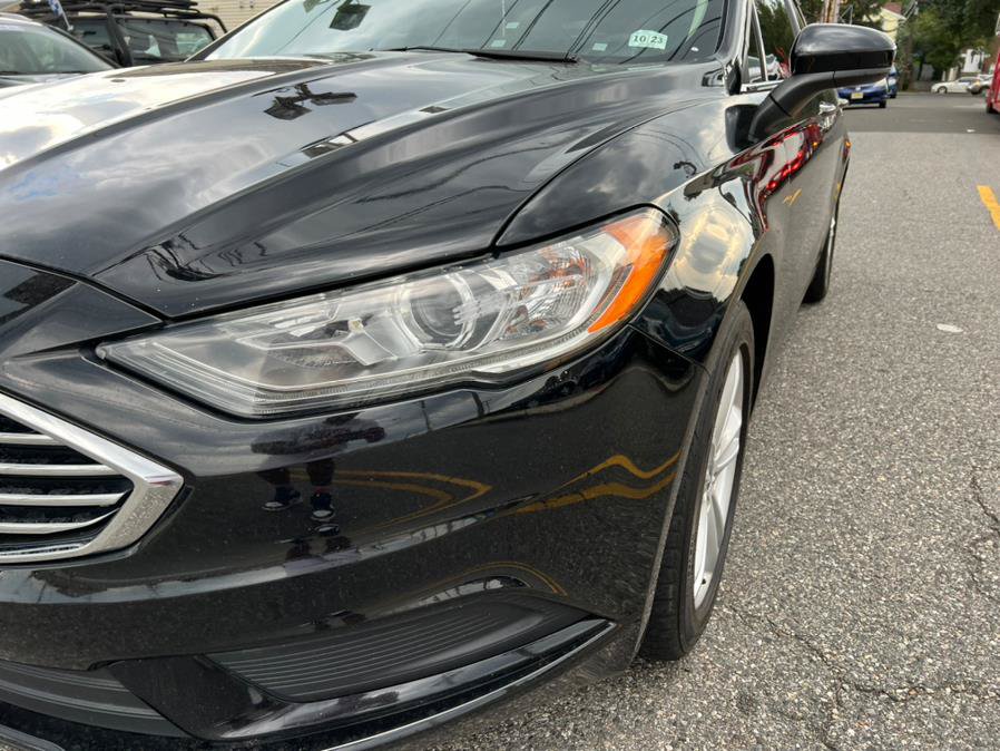 Used 2018 Ford Fusion SE w/ Fusion SE Technology Package FWD image 2