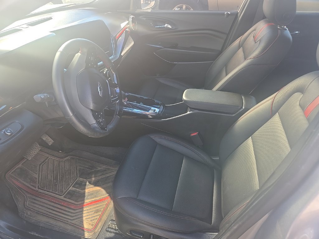 Used 2025 Chevrolet Trax RS w/ Sunroof Package FWD image 4