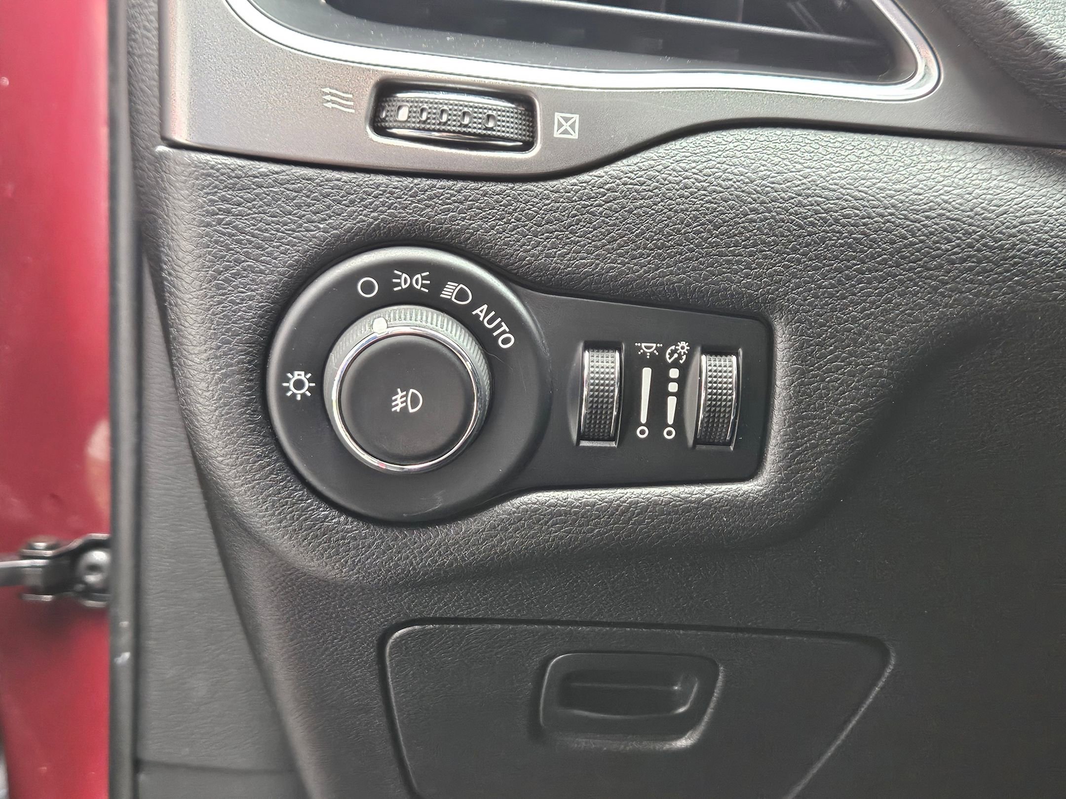 Used 2019 Jeep Cherokee Latitude Plus FWD image 20