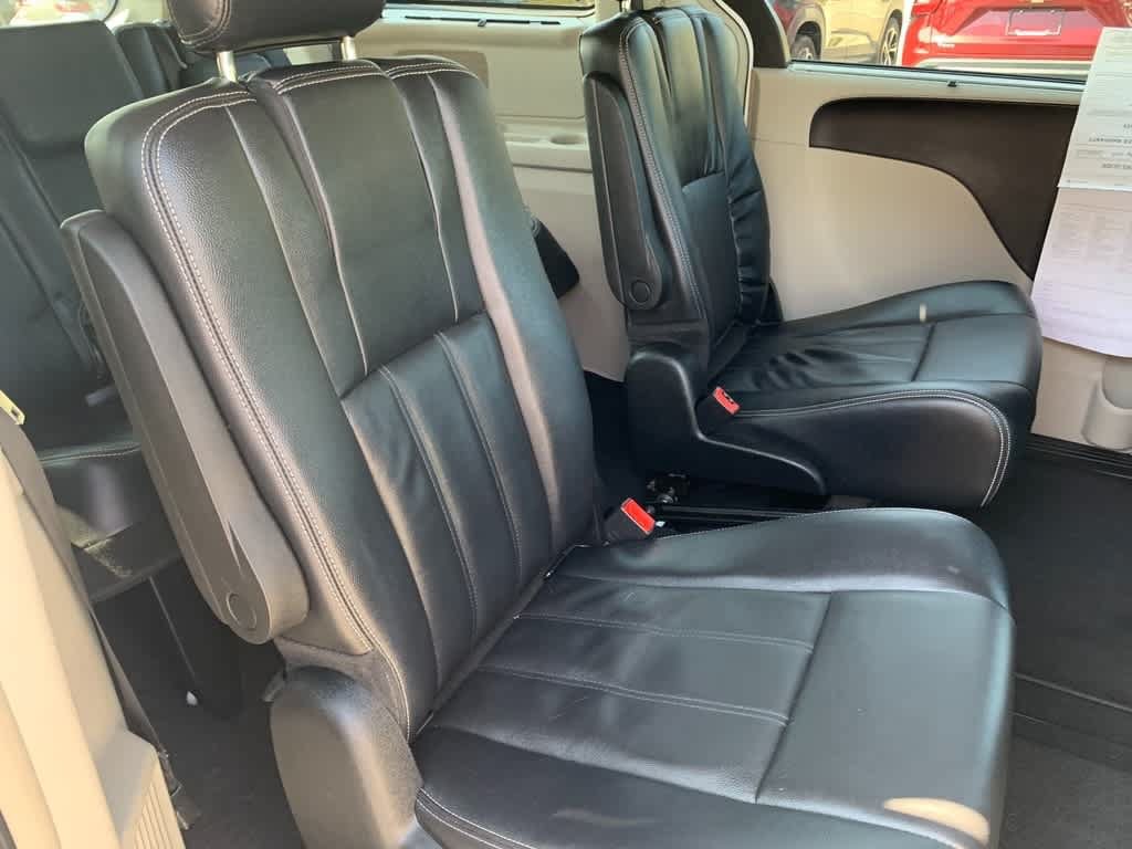 Used 2013 Chrysler Town & Country Touring FWD image 14