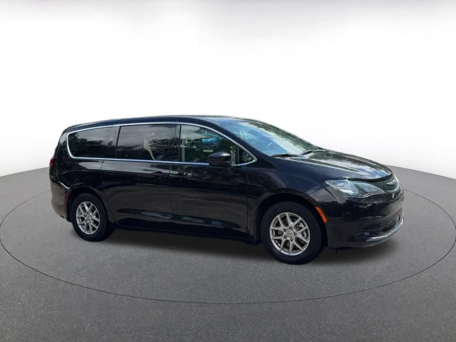Used 2024 Chrysler Voyager LX FWD image 2