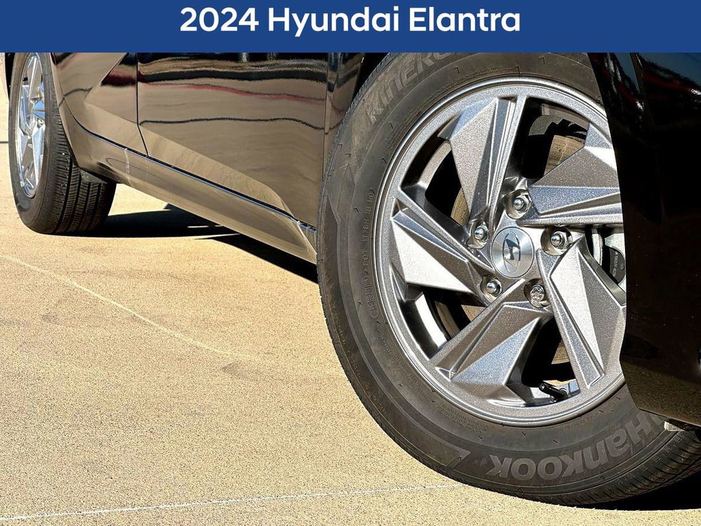 Used 2024 Hyundai Elantra SE FWD image 2
