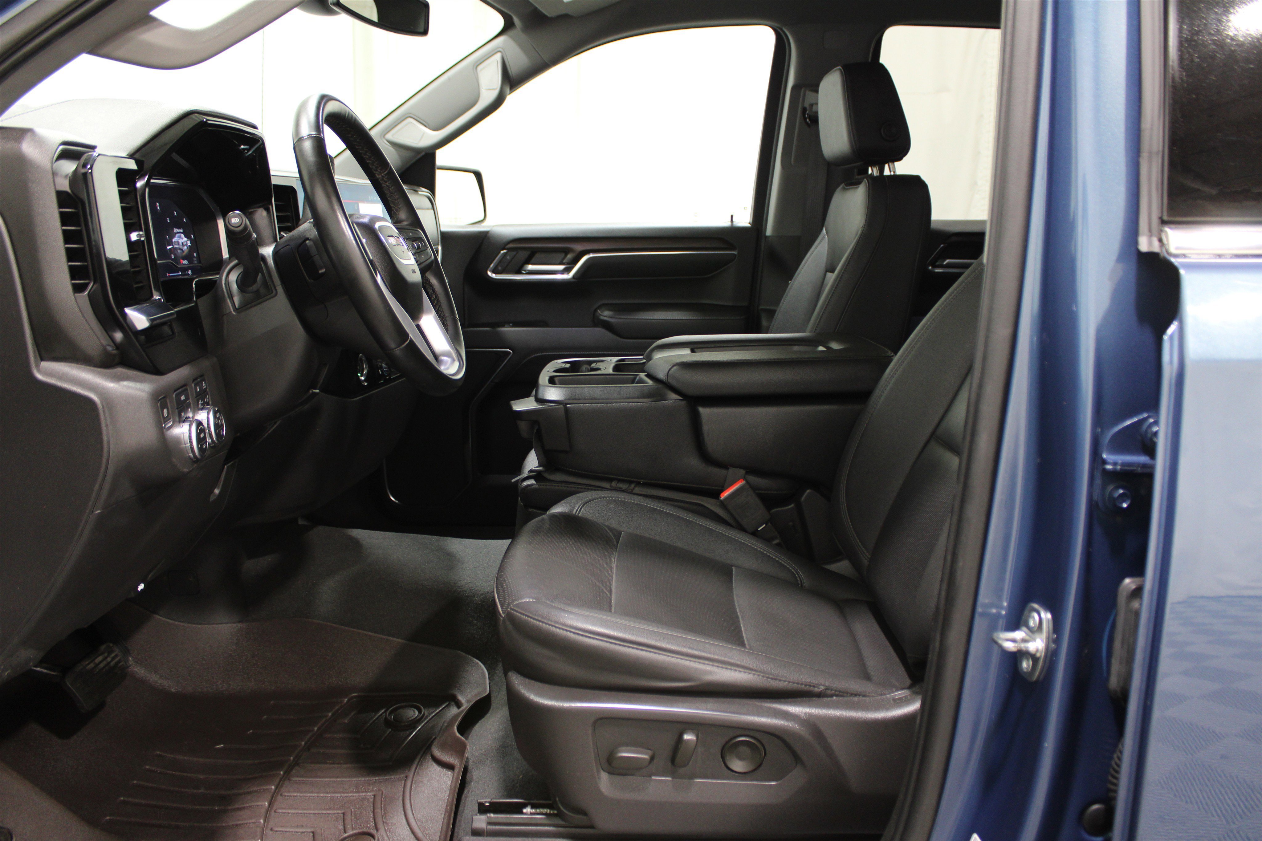 Used 2024 GMC Sierra 1500 SLT image 3