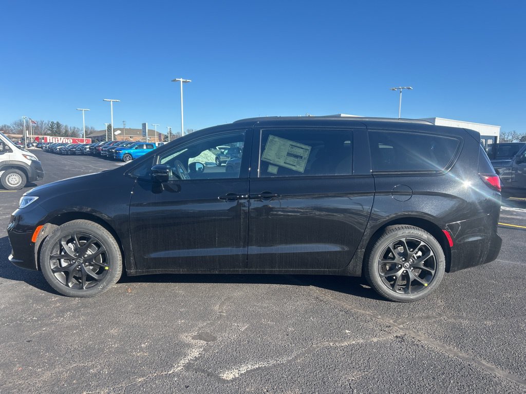 New 2026 Chrysler Pacifica Select w/ S Appearance Package AWD/4WD image 4