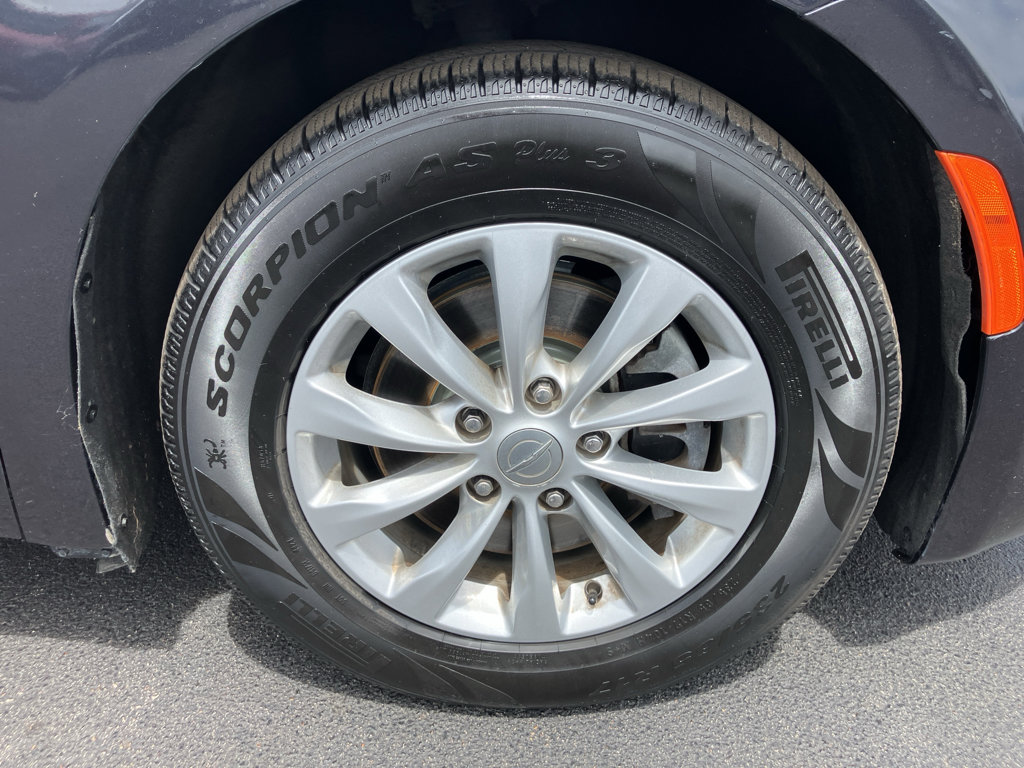 Used 2019 Chrysler Pacifica Touring-L FWD image 12