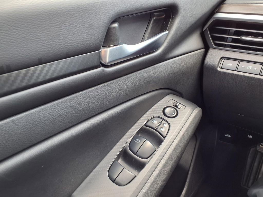 Used 2025 Nissan Altima 2.5 SV FWD image 18