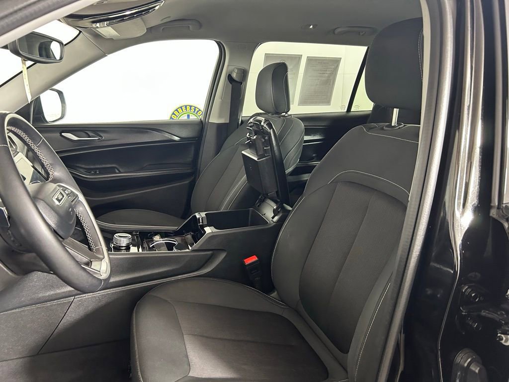 Used 2023 Jeep Grand Cherokee L Laredo AWD/4WD image 9