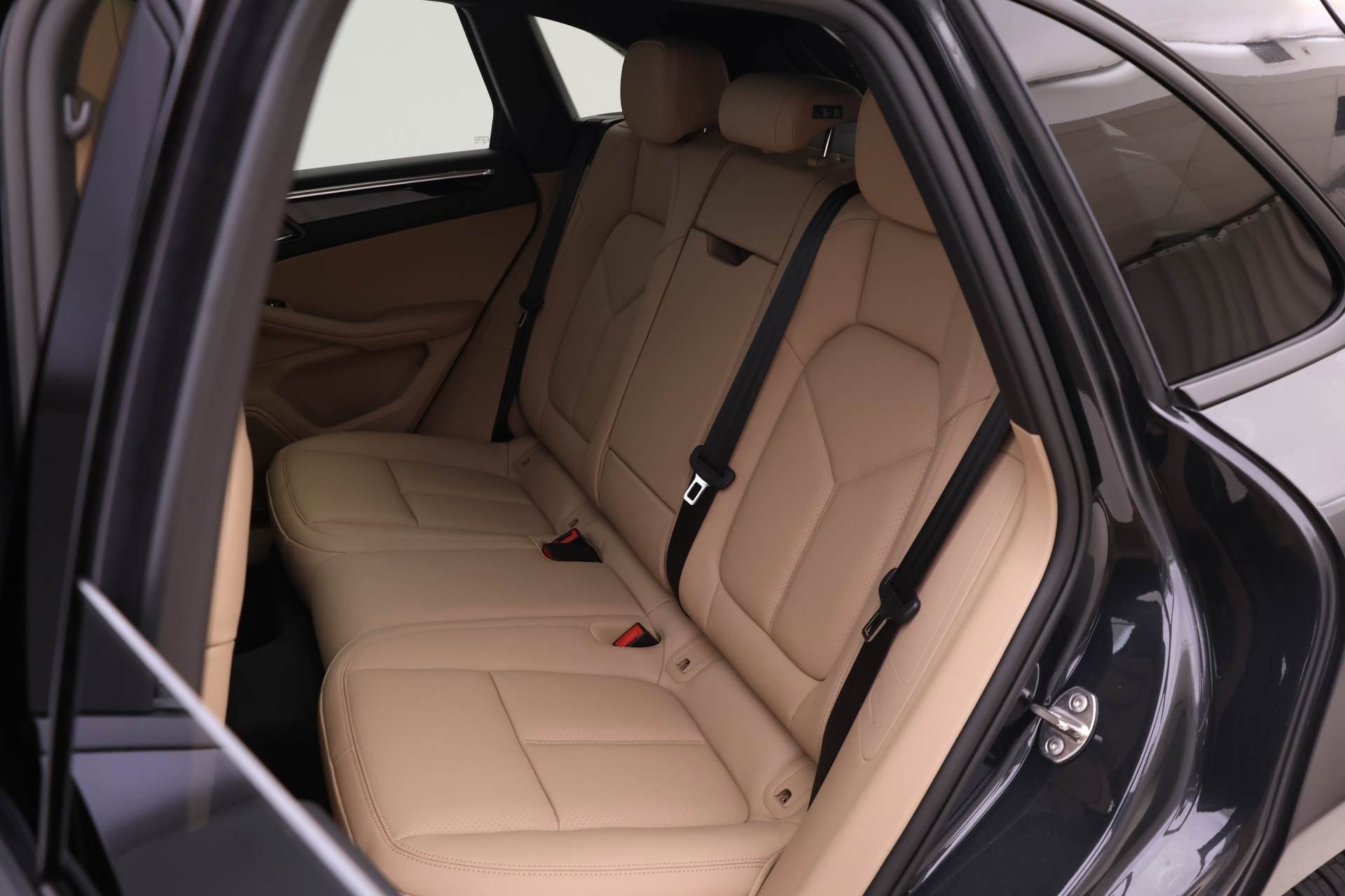 Used 2025 Porsche Macan image 10