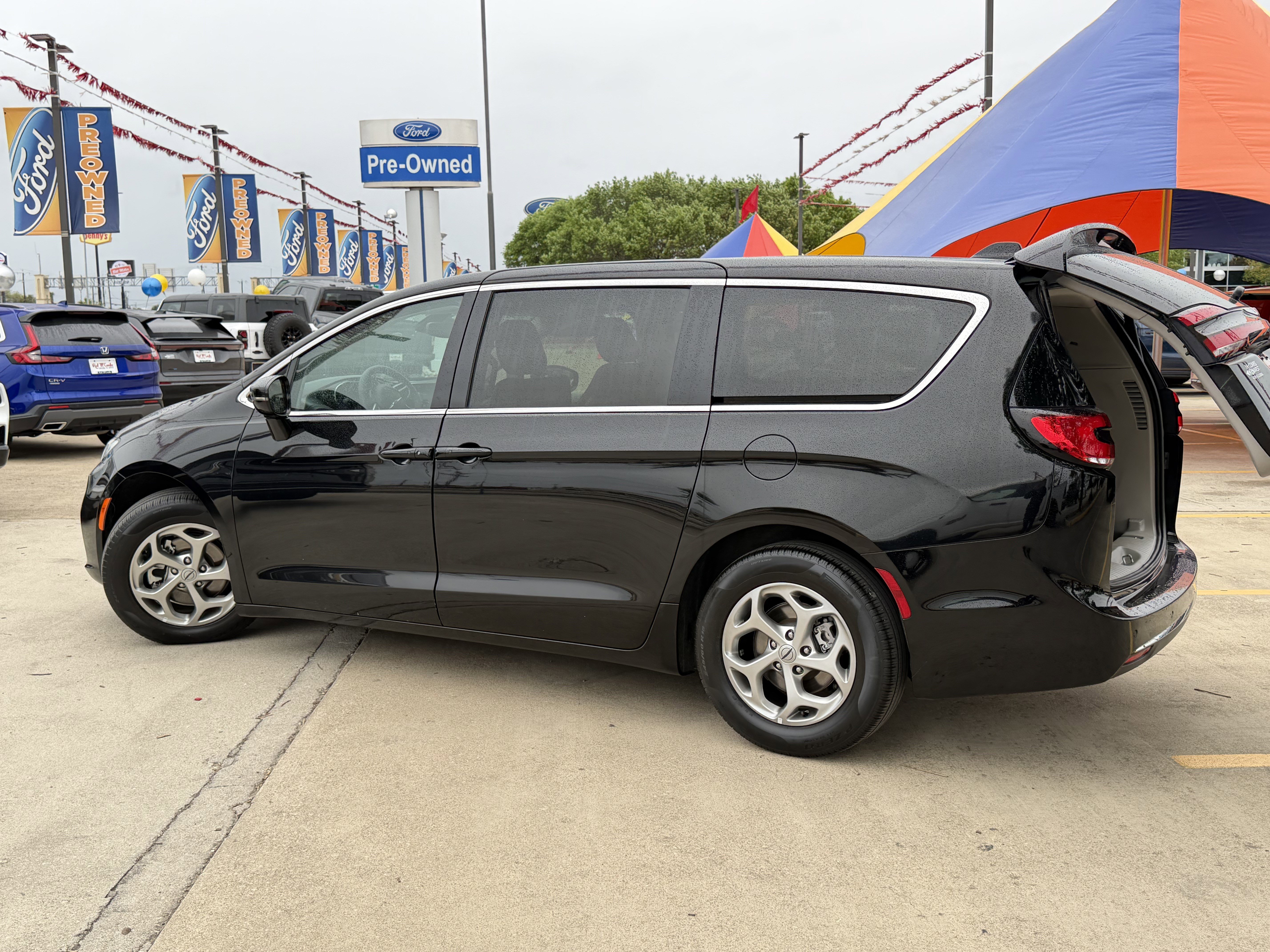 Used 2024 Chrysler Pacifica Limited FWD image 11