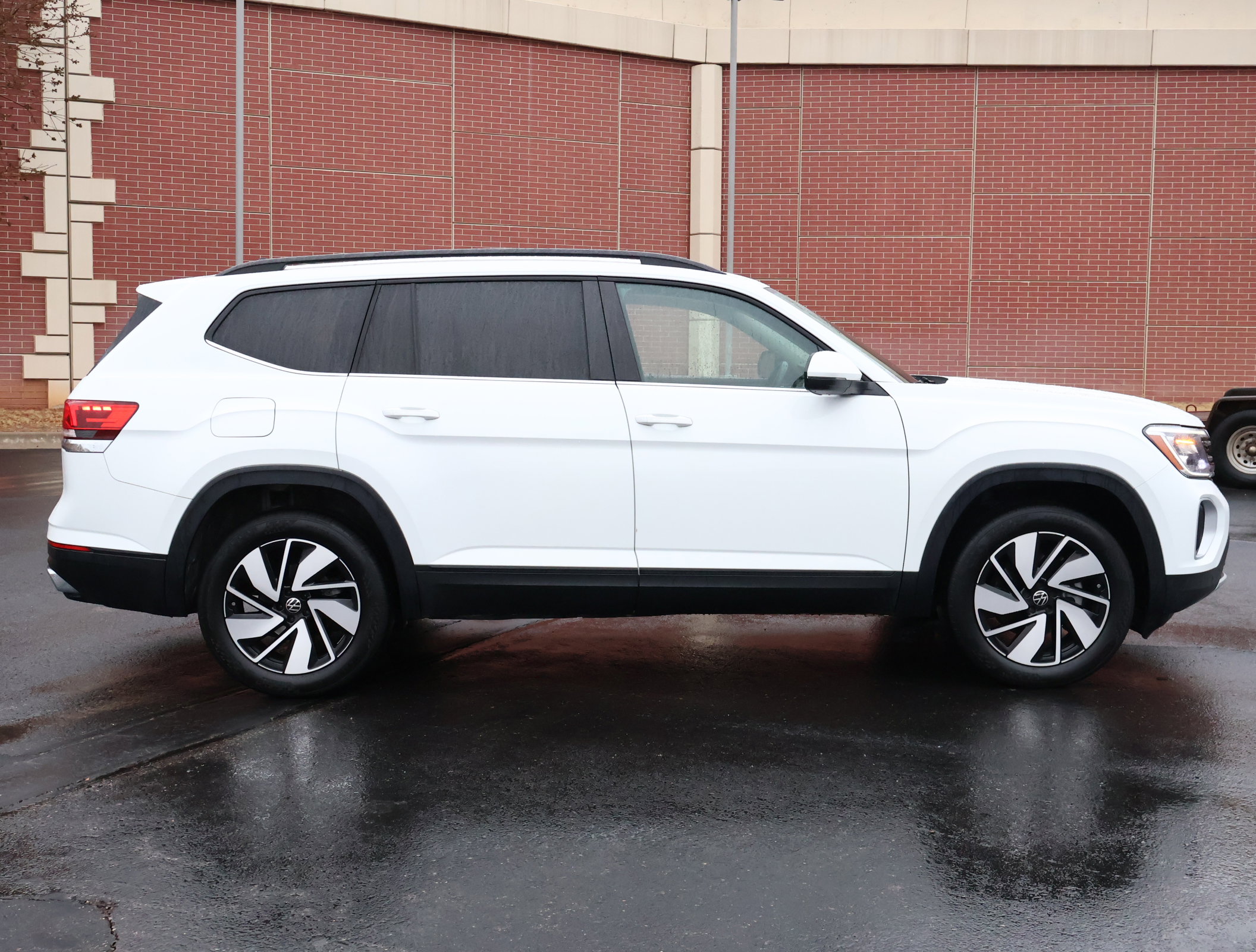 Used 2025 Volkswagen Atlas SE image 34