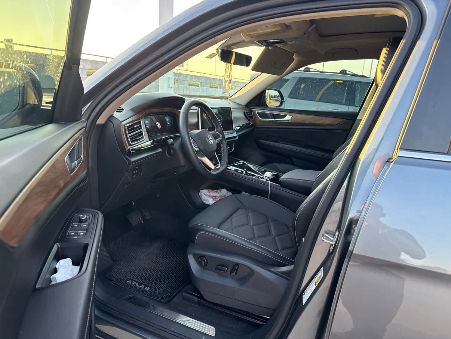 Used 2024 Volkswagen Atlas SE FWD image 3