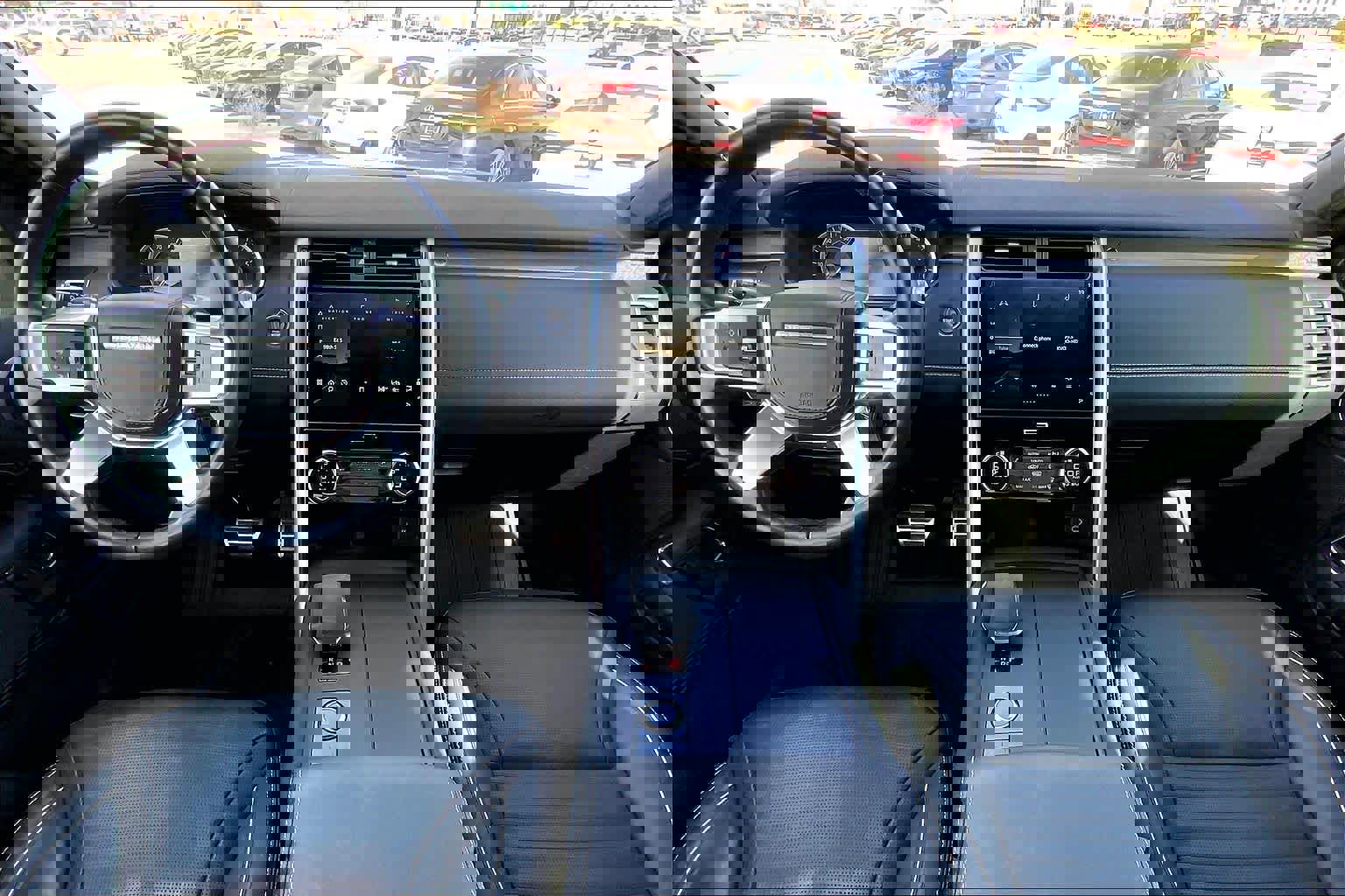 Used 2023 Land Rover Discovery Metropolitan Edition image 14