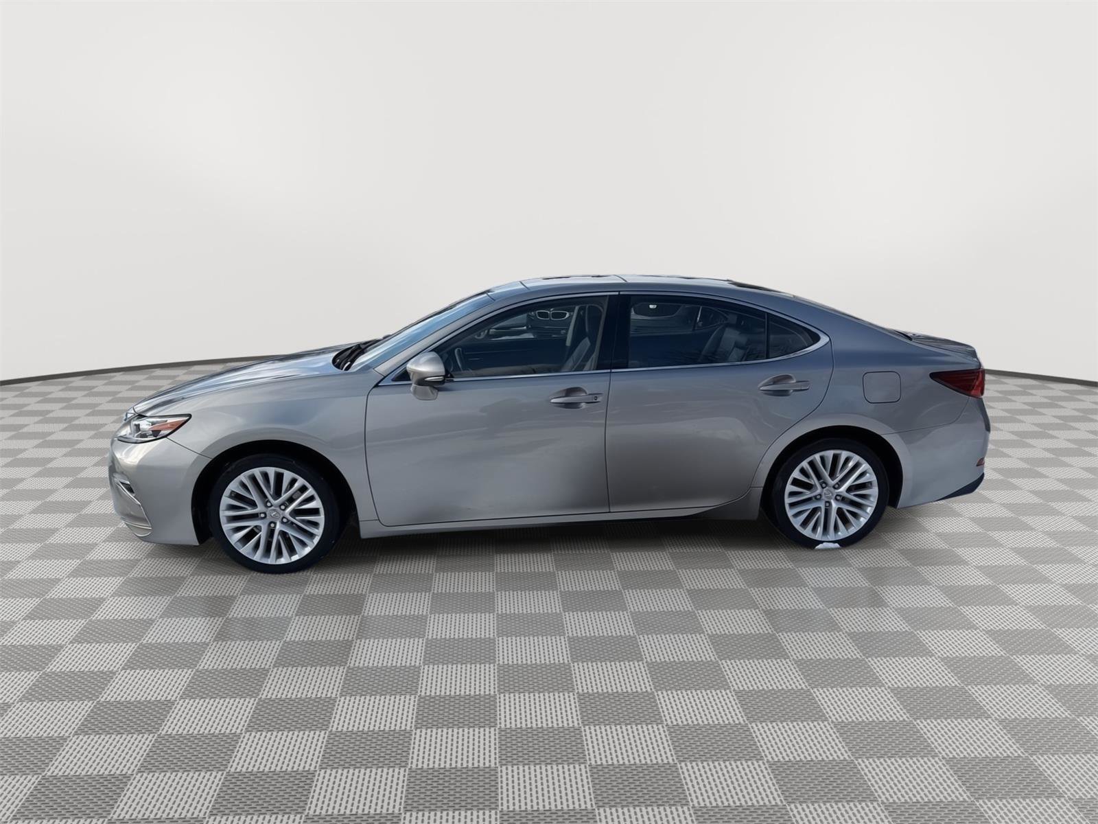 Used 2018 Lexus ES 350 w/ Luxury Package w/Wood Trim image 4