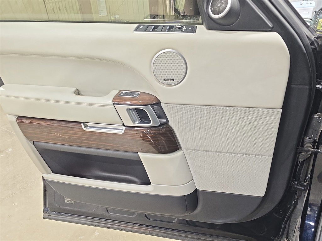Used 2016 Land Rover Range Rover HSE image 28
