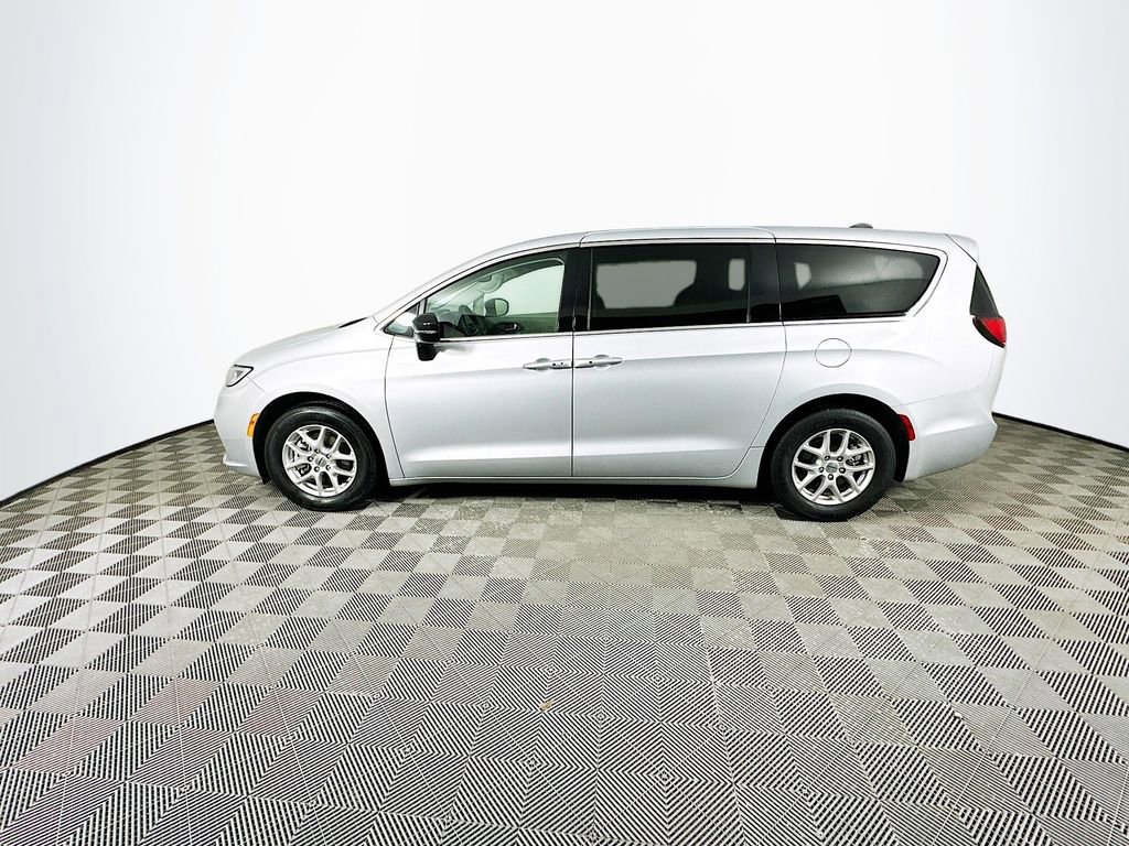 Used 2024 Chrysler Pacifica Touring-L image 6