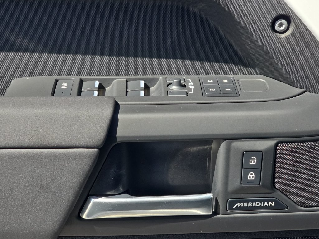 Certified 2025 Land Rover Defender 110 S AWD/4WD image 28