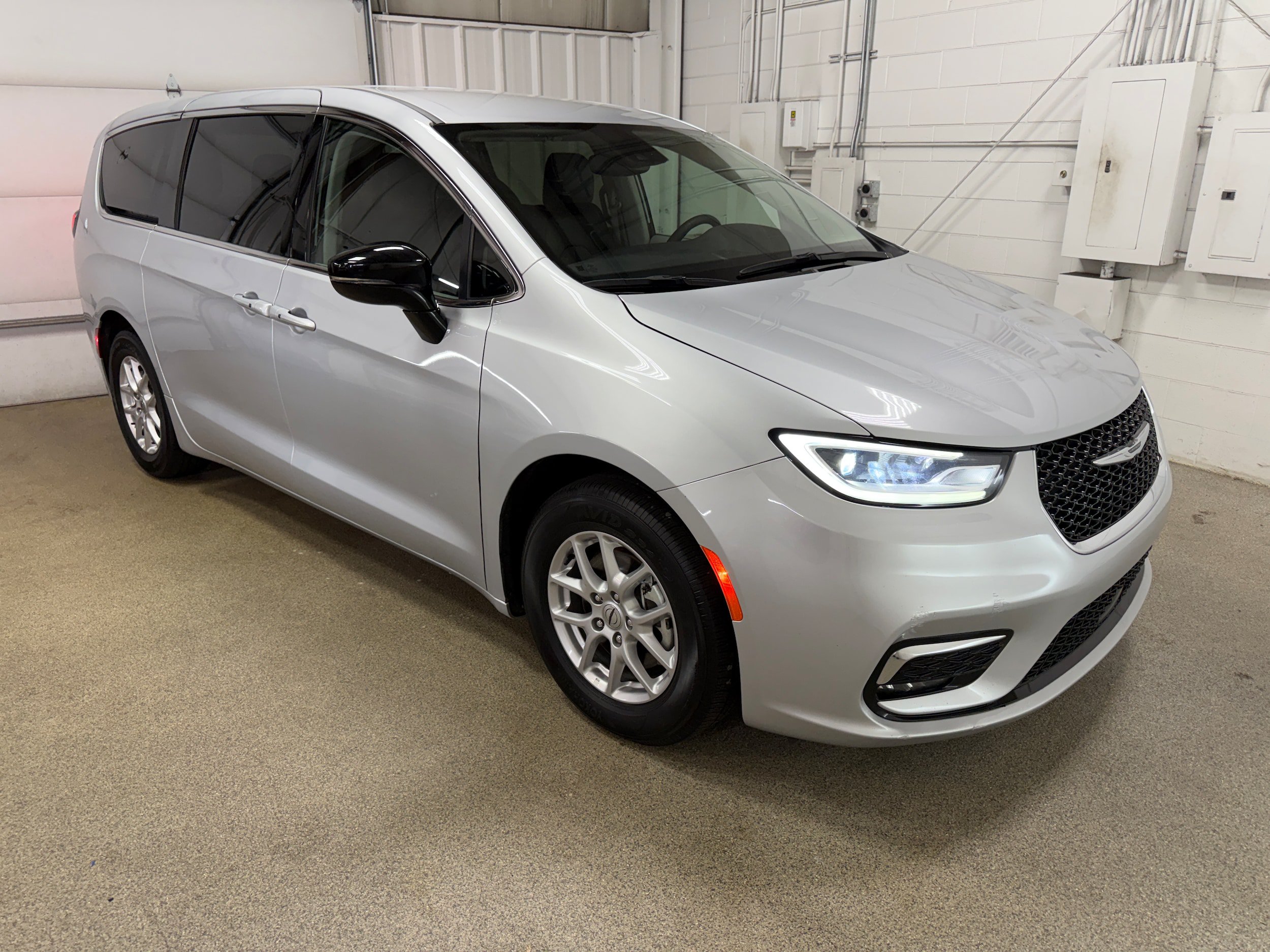 Used 2024 Chrysler Pacifica Touring-L FWD image 4