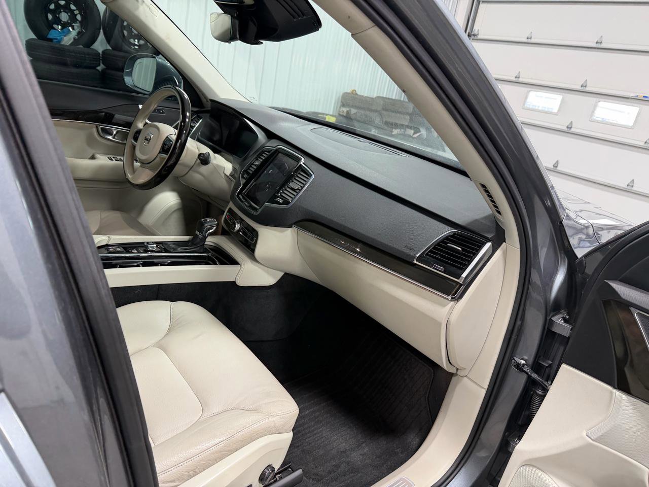 Used 2018 Volvo XC90 T6 Momentum w/ Convenience Package image 27