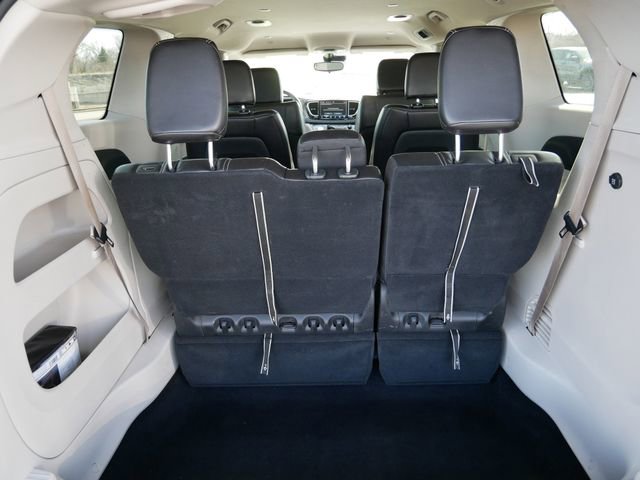 Used 2023 Chrysler Pacifica Touring-L image 6