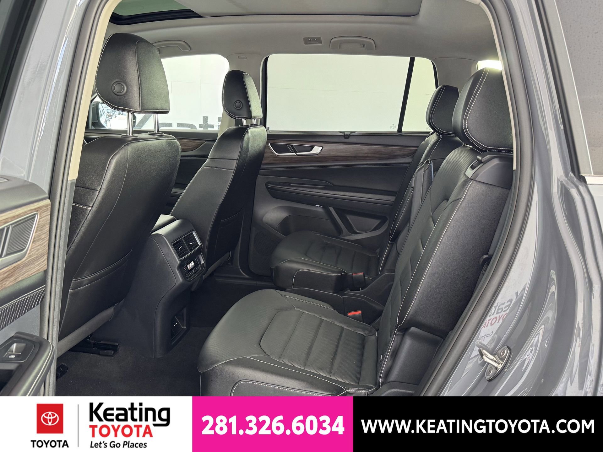 Used 2025 Volkswagen Atlas SEL AWD/4WD image 15