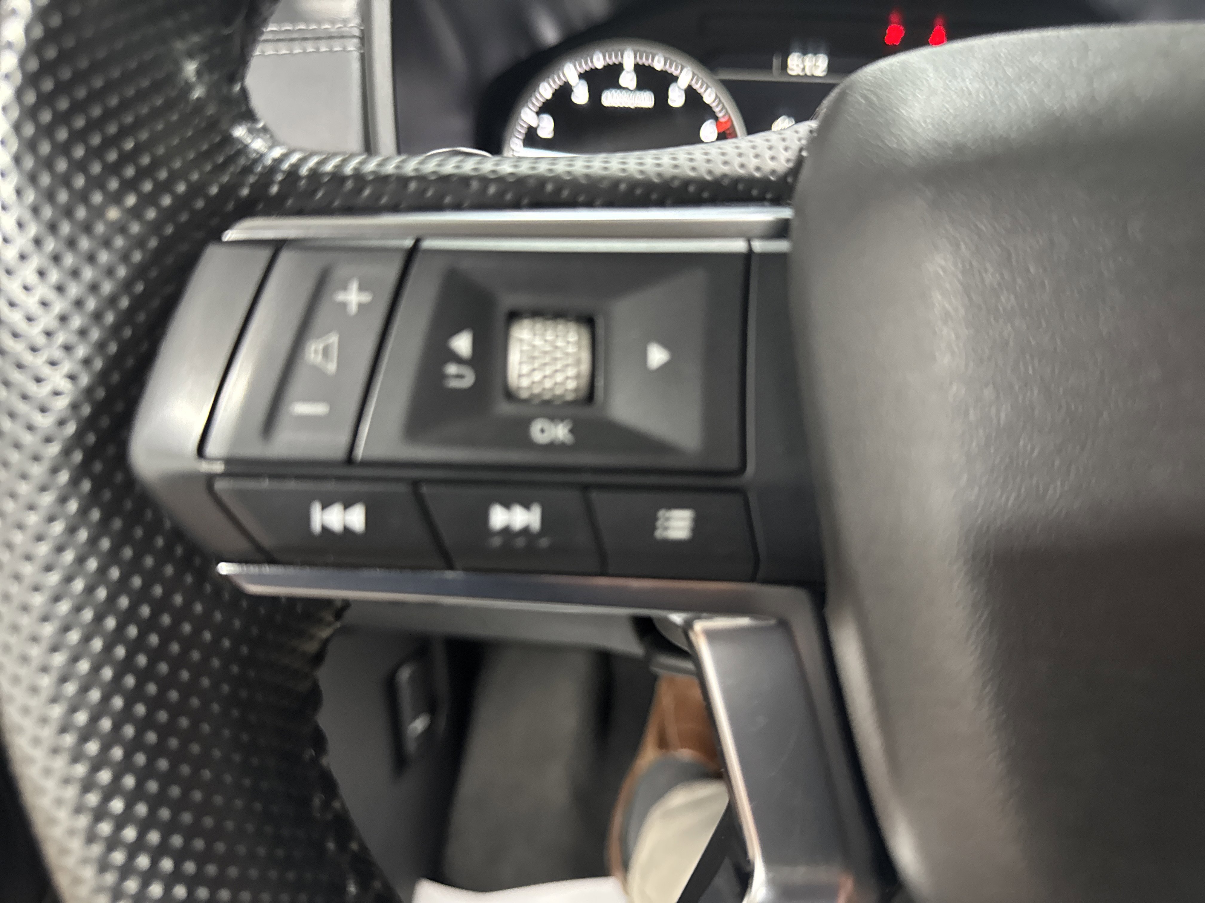 Used 2024 Mitsubishi Outlander SE image 16