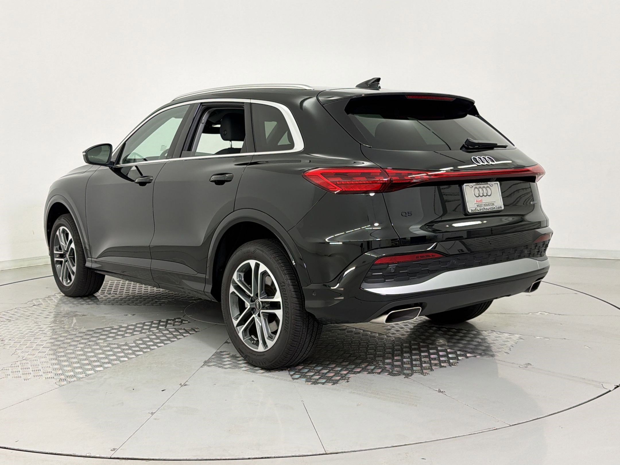 Used 2025 Audi Q5 Premium w/ Convenience Package image 3