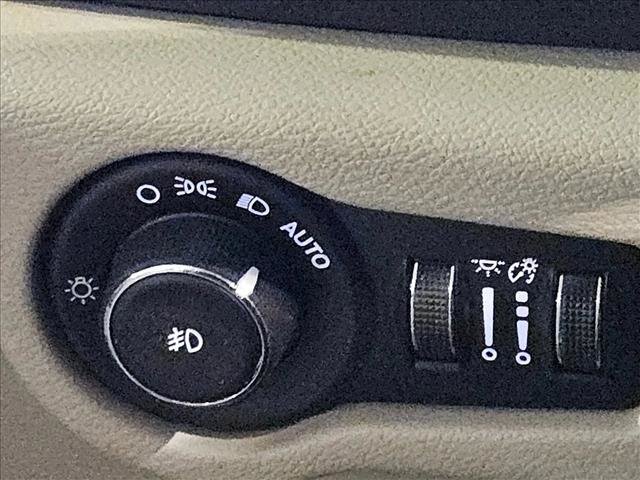 Used 2017 Chrysler Pacifica Limited w/ UConnect Theater Package FWD image 7